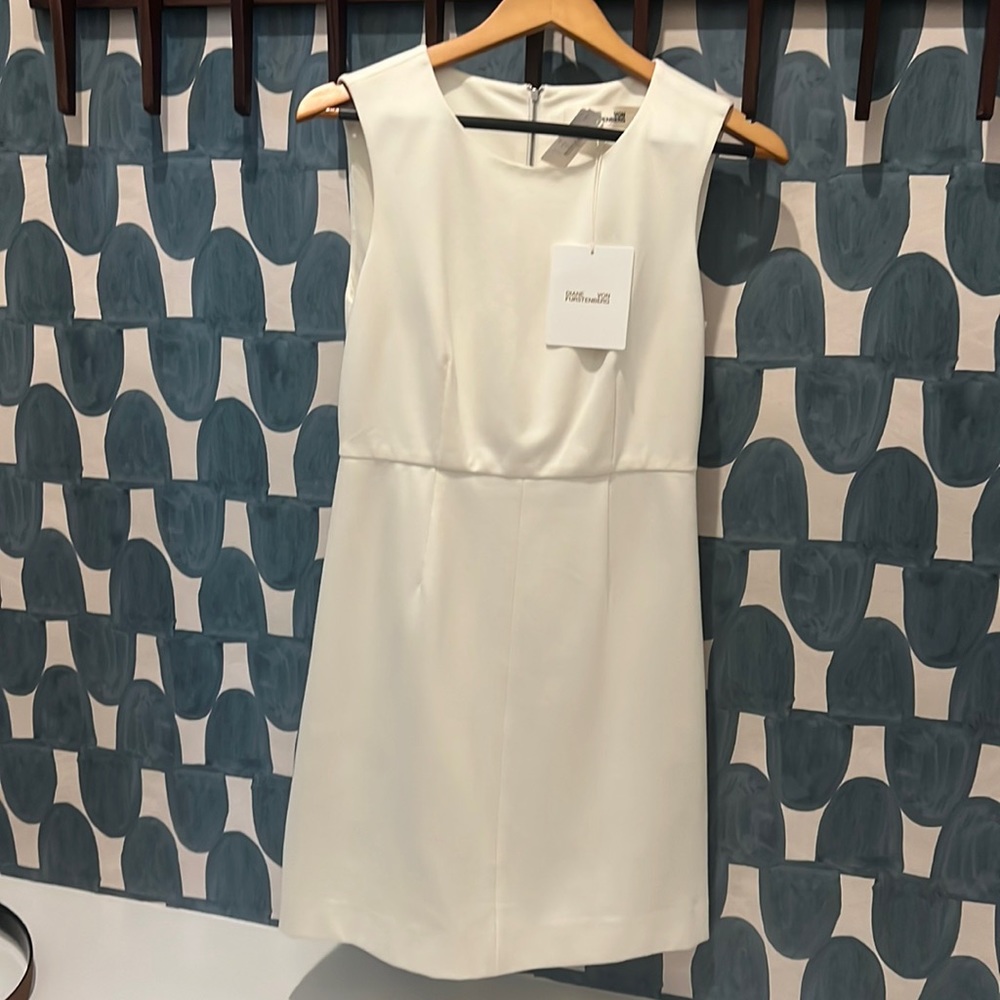 Diane von Furstenberg DVF white Carrie sheath dress. Size 4. NWT. Never worn.